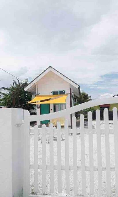 Sea Kecil Tiny House Near Jetty Of Kuala Besut Villa Kampong Nail Exteriör bild