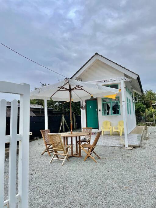 Sea Kecil Tiny House Near Jetty Of Kuala Besut Villa Kampong Nail Exteriör bild